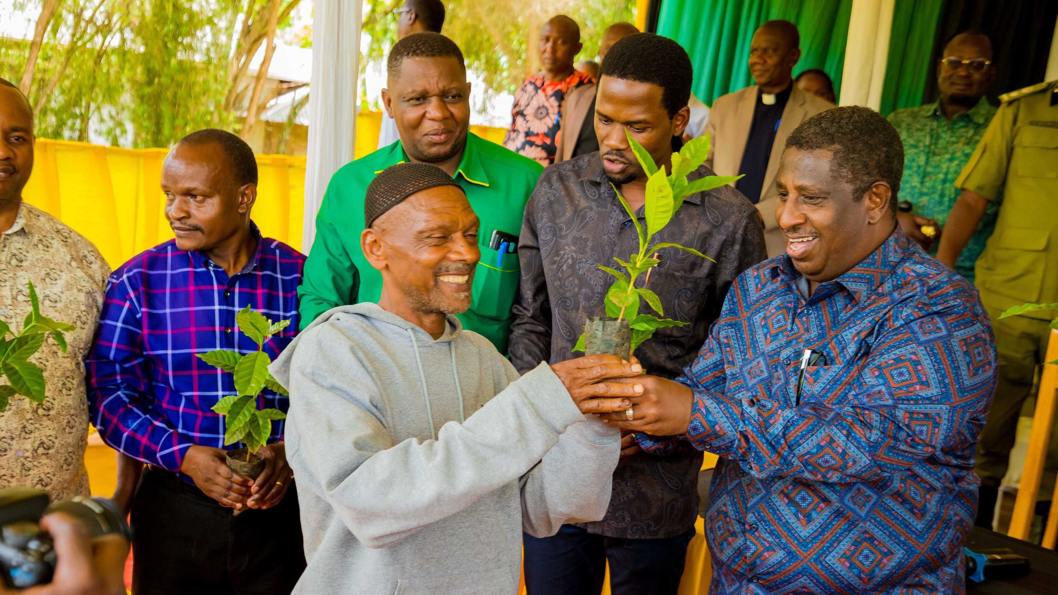 WAKULIMA WA KAHAWA KUGAWIWA MI...